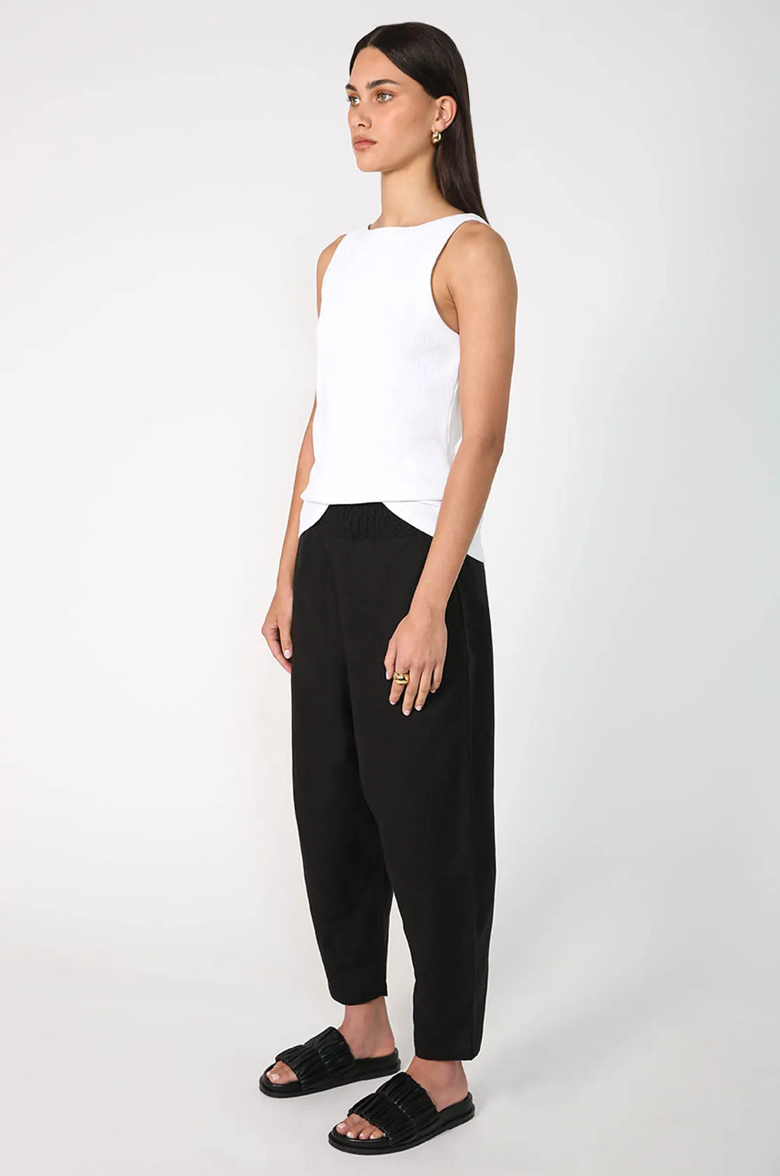 assume pant / black